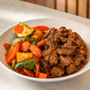 Carne tiernizada con vegetales asados