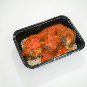 Albondigas rellenas con arroz integral y salsa