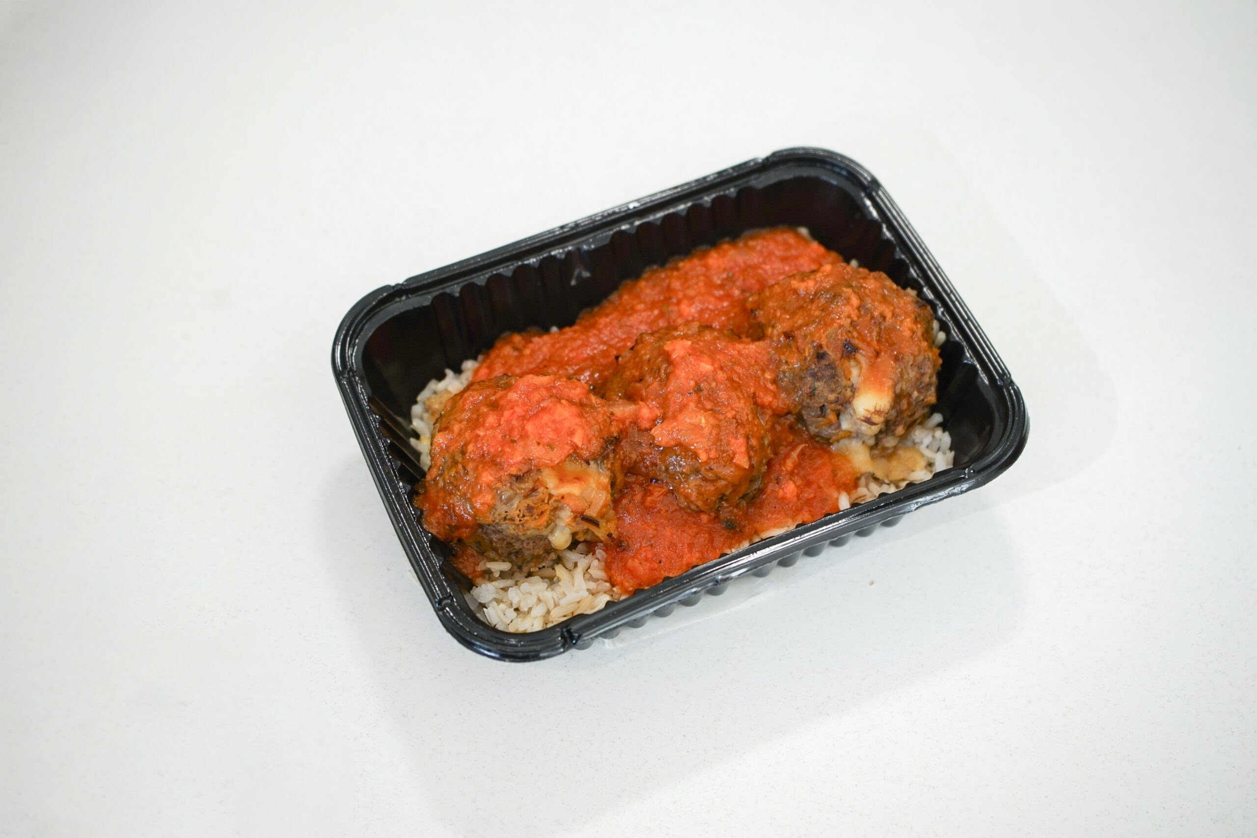 Albondigas rellenas con arroz integral y salsa